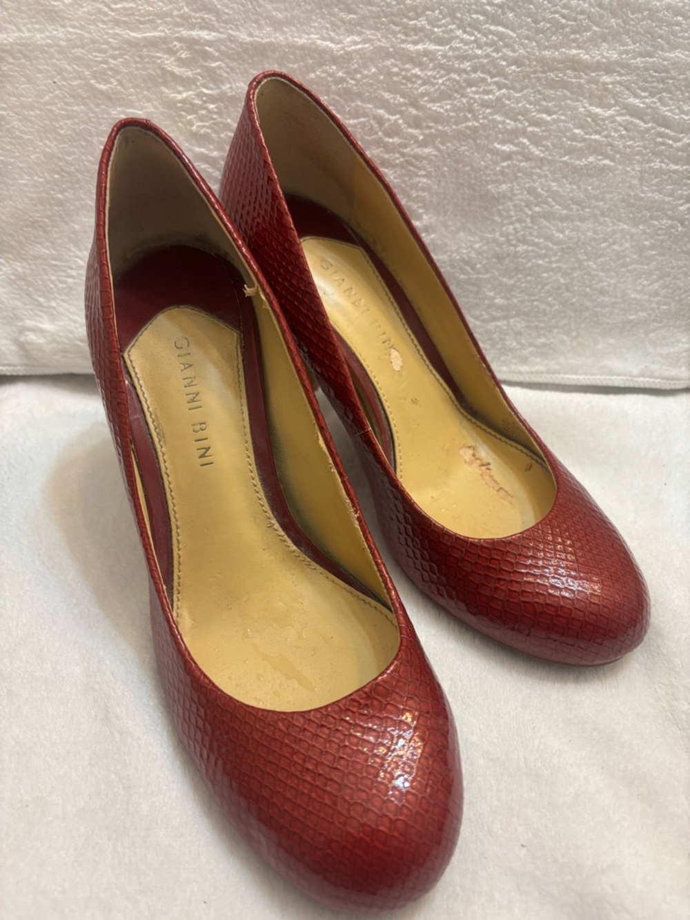 Gianni Bini Burgundy Snakeskin-Embossed Round-Toe Pumps Size 8.5 Heel 3.5 in.
